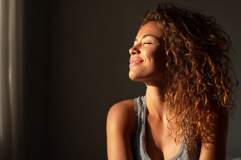 Eine Frau mit geschlossenen Augen.